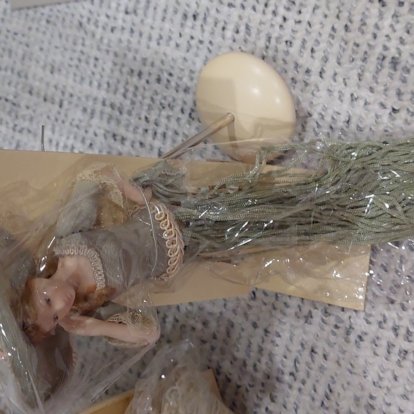 Vintage: Tasseltiques "Putting On The Ritz" by Popular Imports hanging doll. - Picture 14 of 16